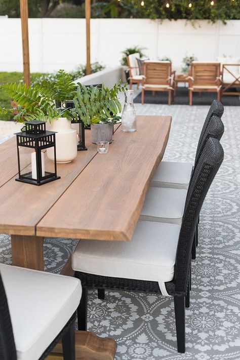 Backyard Makeover Reveal: Al Fresco Dining - Jenna Sue Design Outdoor Dining Table Decor, Backyard Dining Table, Summer Patio Decor, Dining Table Ideas, Front Porch Furniture, Backyard Dining, Jenna Sue Design, Farmhouse Patio, Outdoor Dining Tables