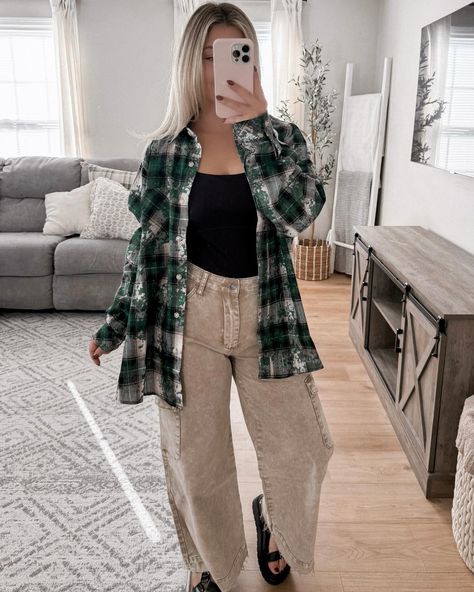 Fall full of basics🍂 new arrivals now on www.shopwrenleighanns.com Fall Flannel Outfits, Flannel Outfits Fall, Outfit Aesthetics, Fall Flannel, Flannel Outfits, Green Flannel, Green Button, Short Leggings, Flannel Material