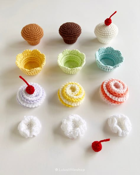 Crochet Sweets, Crochet Cupcakes Free Pattern, Crochet Bakery, Crochet Cupcake Pattern Free, Crochet Cupcake Pattern, Crochet Pastries Free Pattern, Crochet Food Free Patterns, Crochet Food Set, Cupcake Crochet