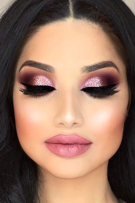 Makeup ideas for Valentine’s Day are mostly sexy or romantic because this day is so amorous. Click to see the sexiest makeup looks for the most romantic holiday. Rosa Make-up, Makeup Cantik, New Makeup Ideas, Make Up Designs, Nails Valentines, Special Makeup, Bridesmaid Ideas, Make Up Inspiration, Valentines Day Makeup