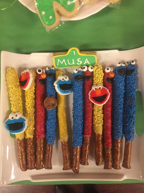 Sesame Street chocolate covered pretzels Sesame Street Rice Krispie Treats, Sesame Street Desserts, Sesame Street Birthday Treats, Sesame Street Pretzels, Sesame Street Birthday Snacks, Sesame Street Birthday Snack Ideas, Sesame Street Baby Shower Ideas, Elmo Pretzel Rods, Sesame Street Pretzel Rods