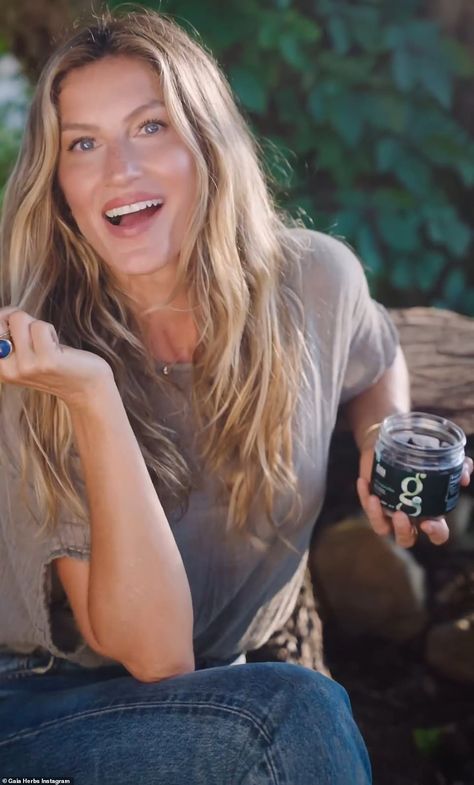 Her secret is out: Gaia sells all kinds of herbs. One that stands out is Resveratrol, which helps give women a 'healthy glow,' the site says Gisele Bundchen Hair Color, Gisele Bundchen Hair, Gisele Bundchen Body, Kiss Beauty, Beauty Remedies, Gisele Bündchen, Gisele Bundchen, Vogue Covers, Healthy Glow