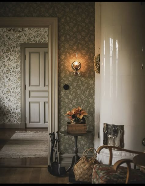 English Cottage Curtains, Historical Houses Interior, Wallpaper Half Wall, Cottage Interiors, Vintage Interiors, Dark Academia Aesthetic, Academia Aesthetic, Cottage Homes, House Inspo