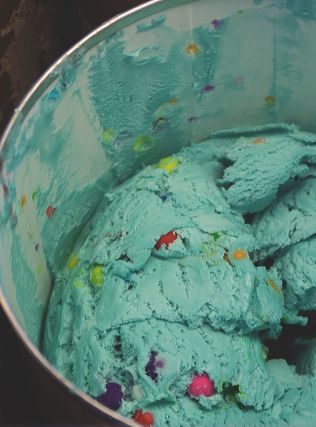 bubble gum ice cream @honestlyyum Blue Moon Ice Cream, Bubble Gum Ice Cream, Blue Ice Cream, Vintage Ice Cream, Blue Food, Frozen Treat, Rocky Road, Cute Desserts, Homemade Ice Cream