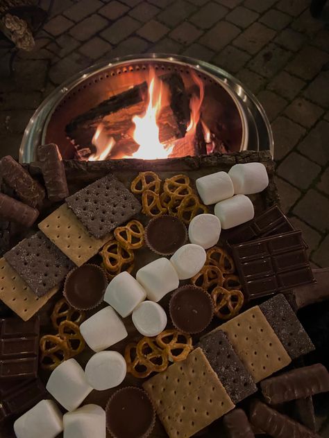 #charcuterieboardideas #charcuterie #smores #summerrecipe Smores Platter, S’mores Board, Smore Board, Smores Charcuterie, Smores Board, S'mores Tray, Indoor Smores, Charcuterie Boxes, Board Night