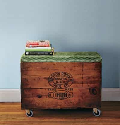 Diy Storage Ottoman Bench, Diy Homewares, Trunk Redo, Crate Ottoman, Diy Storage Ottoman, Crate Table, Diy Ottoman, Old Crates, Tea Chest