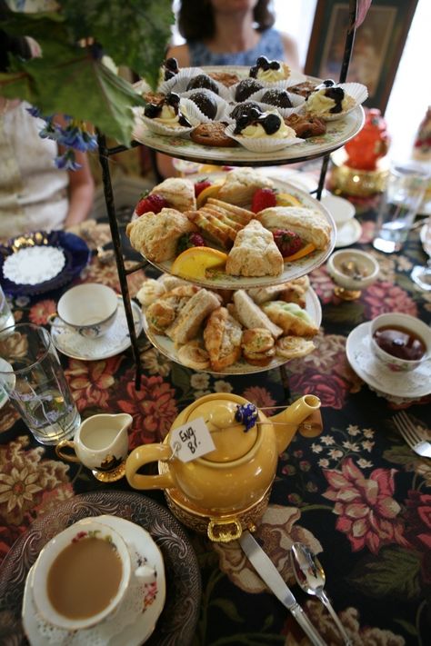 JUST English breakfast in the merry sunshine pot? Afternoon Tea. ☕ English Afternoon Tea, English Tea Party, High Tea Party, English Breakfast Tea, Breakfast Party, Falafels, Tea Rooms, Tea Party Food, Cuppa Tea