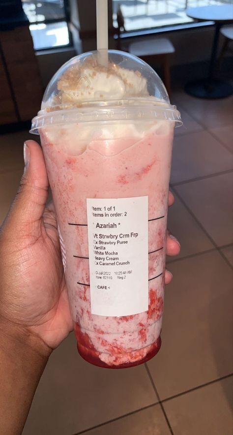 Strawberry And Cream Starbucks Drink, Strawberry Caramel Frappe Starbucks, Strawberry Starbucks Recipes, Cheesecake Drink Starbucks, Starbucks Cheesecake Drink, Starbucks Recipes Strawberry Cheesecake, Starbucks Drinks Strawberry Cheesecake, Starbucks Recipes Cheesecake, Strawberry Cream Starbucks Drink