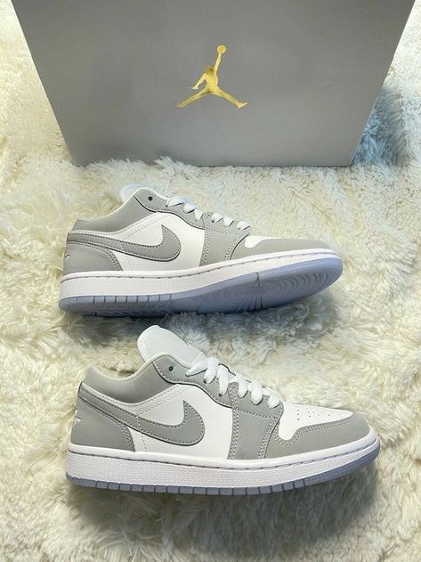 Wishlist Shoes, Sepatu Air Jordan, Snicker Shoes, Air Jordan 1 Low White, Shoe Aesthetic, Gray Nike Shoes, Jordan 1 Low White, Skater Outfits, Nike Shoes Girls