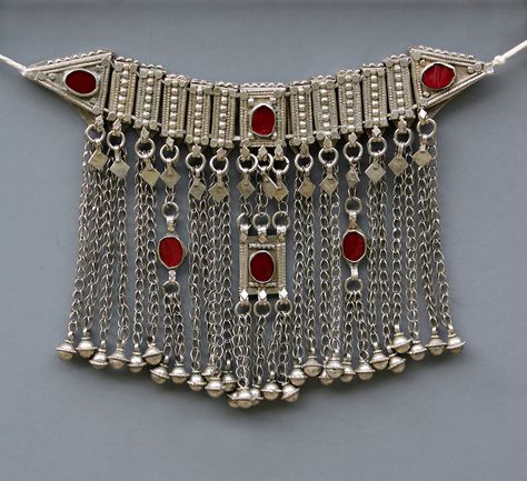 A large and heavy Yemeni necklace from the south, probably Shabwa. In a silver alloy with glass stones. 300 grams. Yemen Jewelry, Yemeni Jewelry, Dark Silver Jewelry, Afghan Necklace, Afghan Jewellery, Kuchi Jewelry, Afghan Jewelry, Silver Jewellery Indian, Silver Jewelry Design