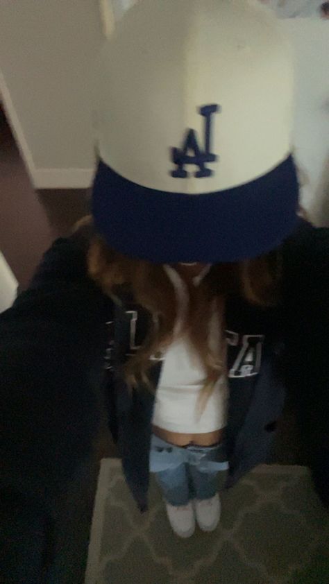 Baseball Aesthetic Girl, Hats On Women, Girl With Snapback, La Cap Outfit, La Hat Outfit, Dodgers Aesthetic, Outfits With Baseball Cap, Baseball Fits, Girls Baseball Outfit