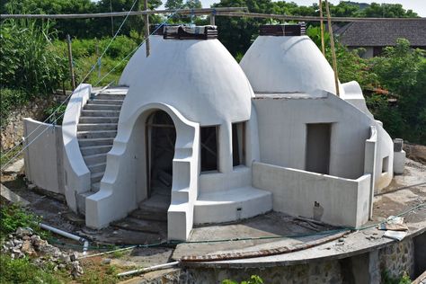 A Beginner's Guide to Earthbag Homes Construction Earth Bag House, Earthbag Home, Earthbag House, Super Adobe, Hut Ideas, Dome Houses, Mud Hut, Earth Bag Homes, Earth Bag