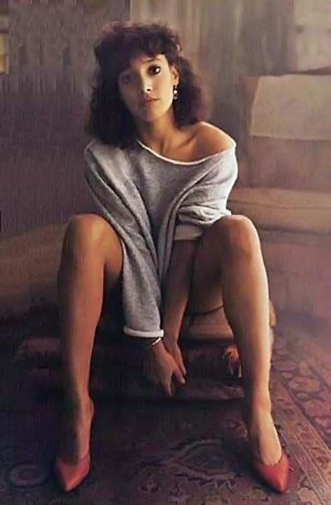 JENNIFER BEALS Women In The 80s, Flashdance Costume, 1920s Actresses, Irene Cara, Bette And Tina, Flash Dance, Retro Nature, Female Costume, Dance Photo Shoot