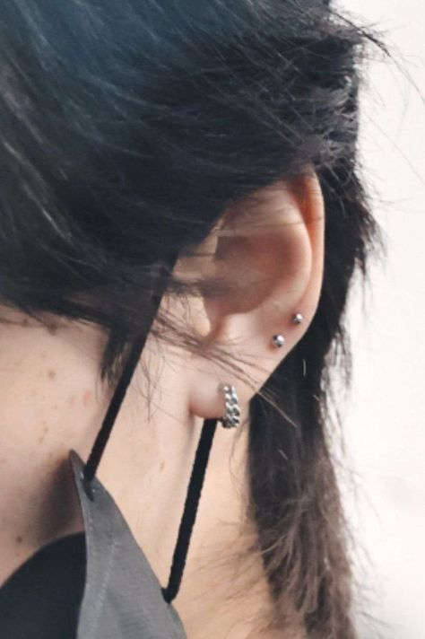 Straykids Earrings, Skz Ear Piercings, Felix Double Helix Piercing, Skz Piercings, Skz Earrings, Double Helix Piercing, Men's Piercings, Types Of Ear Piercings, Cool Ear Piercings