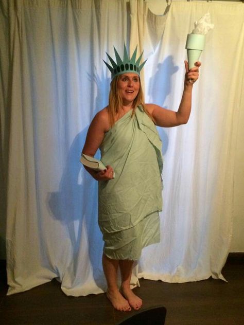 American themed dinner party #fancydress #statueofliberty #costume Dinner In America Costume, Travel Theme Fancy Dress, America Themed Party Outfit, American Costume, American Tourist Costume, New York Themed Halloween Costumes, Usa Themed Outfits, American Themed Party Outfit, Halloween Costumes Statue Of Liberty