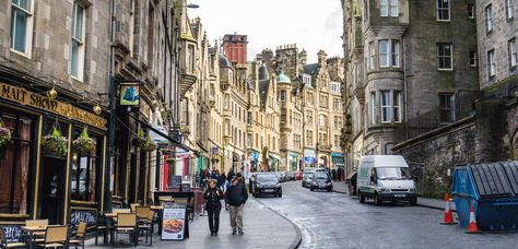 Old Town Edinburgh, Grand Plaza, Visit Edinburgh, Gallery Of Modern Art, Ancient Buildings, Edinburgh Scotland, Most Beautiful Cities, New Town, Urban Landscape