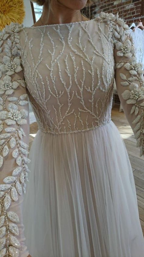 Glamorous Evening dresses for ladies Katb Ktab Outfit, Simple Engagement Dress, Glamorous Evening Dresses, Dresses For Ladies, Bride Dress Simple, Chic Dress Classy, Soiree Dress, Gowns Dresses Elegant, Stylish Wedding Dresses