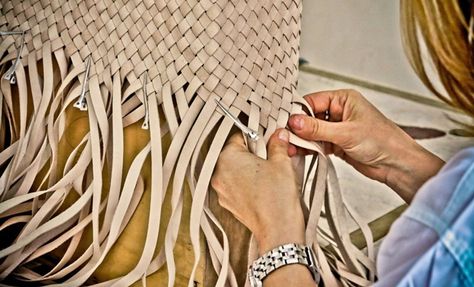 how to weave leather Leather Techniques, Art Du Cuir, Leather Tutorial, Italian Leather Purse, Textile Recycling, Woven Leather Bag, Diy Leather Bag, Leather Workshop, Leather Art