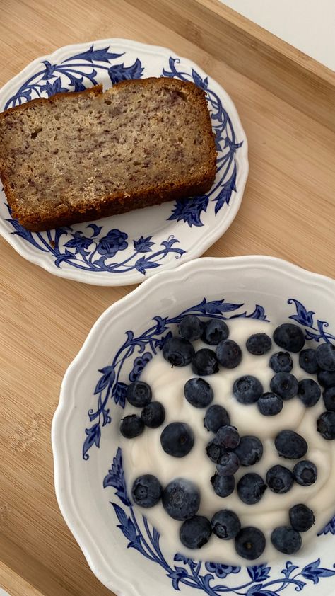 Banana Bread Yogurt Bowl, Snack Plate Aesthetic, Banana Bread Aesthetic, Greek Plates, Meal Prep Aesthetic, Blueberries And Yogurt, Aesthetic Blue And White, Plates Aesthetic, Banana Bread Healthy