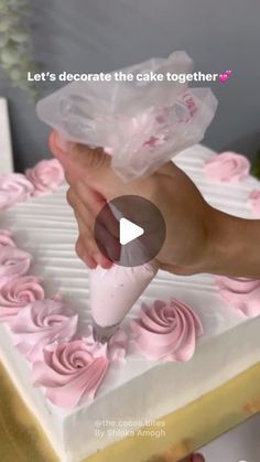 Cake Border Designs, How To Cake Decorate, Cake Designs Sheet Cake, Slab Cake Decorating, Cake Squares Decoration, Decorate Sheet Cake, Summer Cake Designs Easy, Rectangle Cake Ideas, Decorating A Sheet Cake