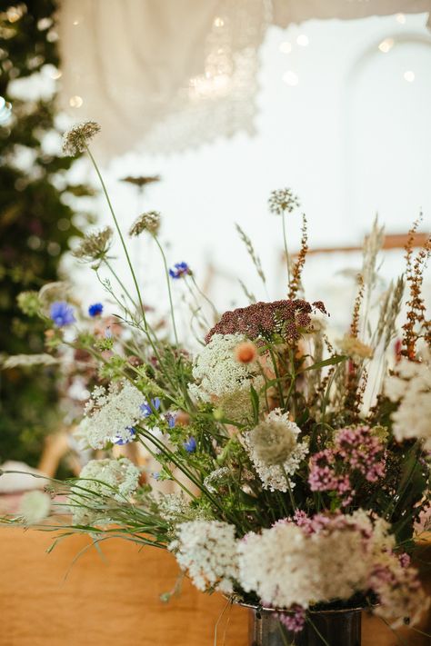 Wildflower Desert Table, English Wedding Flowers, Clean Wild Wedding, Cottage Wedding Flowers, Old English Wedding, Wildflower Wedding Table, Folk Kitchen, Euridge Manor, Whimsy Wedding