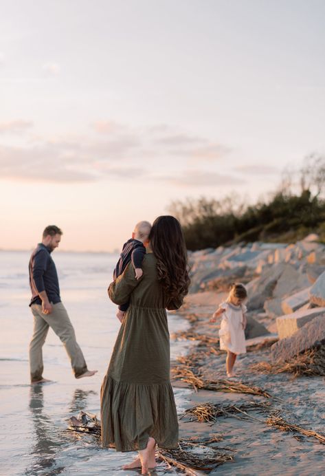 Beach Photoshoot Family, Sunset Family Photos, Fall Beach, Outdoor Family Photos, Modern Portraits, Family Photo Outfits, Family Outdoor, Photo Outfit, Beach Photoshoot