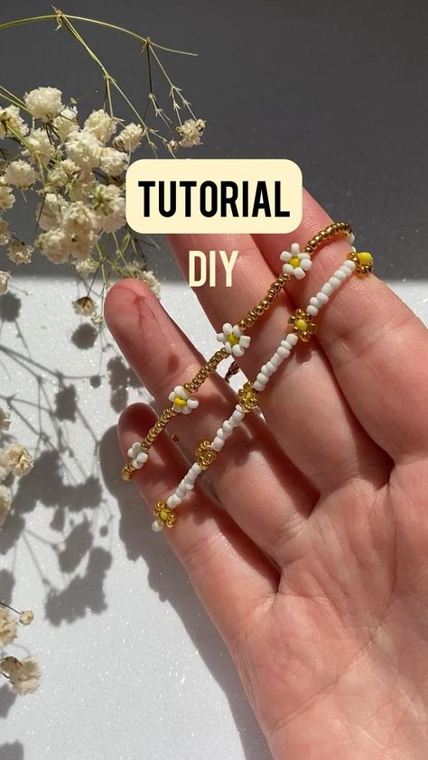 How one can make a easy bracelet with beaded daisies? Tutorial #beading #beadedbracelet #diybracelet Check more at https://howcandothis.com/diyideas/how-one-can-make-a-easy-bracelet-with-beaded-daisies-tutorial-beading-beadedbracelet-diybracelet/ Flower Bracelet Diy, Bracelet Making Tutorial, Handmade Bracelets Tutorial, Easy Bracelet, Seed Bead Bracelets Tutorials, Tiny Bead Bracelet, Making Jewelry For Beginners, Diy Jewelry Making Tutorials, Ankle Bracelets Diy