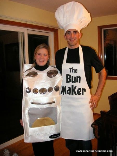 Funny Couple Costumes, Pregnancy Costumes, Halloween Parejas, Pregnant Halloween Costumes, Couples Halloween Costume, Halloween Costume Idea, The Bun, Pregnant Halloween, Bun In The Oven