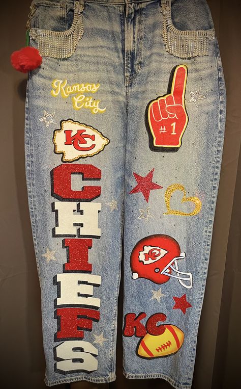 Football Game Pants Painted, Painted Game Day Jeans, White Senior Jeans, Painted Pants School Spirit, Homecoming Pants Decorated, Painted Jeans School Spirit, Jeans Template, Homecoming Jeans Ideas, Homecoming Jeans