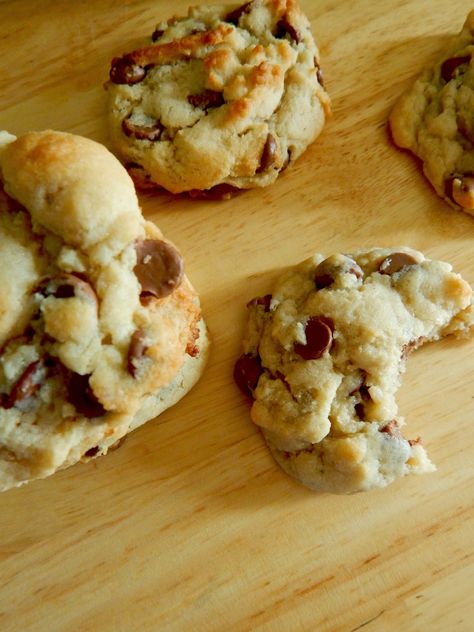 Soft Baked Chocolate Chip Yogurt Cookies Yogurt Chocolate Chip Cookies, Cookies Made With Yogurt, Yogurt Cookies Recipe, Yogurt Meals, Greek Yogurt Cookies, Yogurt Cookies, Quick Cookies Recipes, Healthy Cookie, Soft Chocolate Chip Cookies