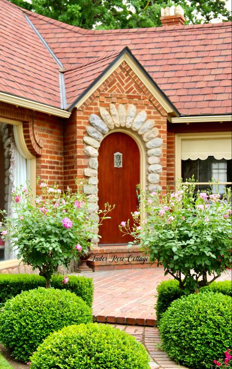 House With Arched Front Door, Side Door Entrance Ideas Curb Appeal, Stone Entrance, Mahogany Front Door, Arched Front Door, Facade Ideas, Fairytale Cottage, Storybook Cottage, Tudor Rose