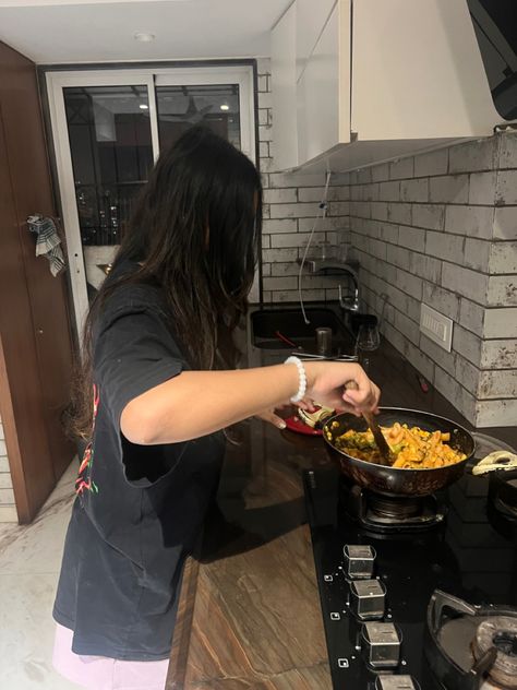 A Girl Cooking Aesthetic, Cooking Aesthetic Indian, Indian Cooking Aesthetic, Cooking Aesthetic Photography, Girl Cooking Aesthetic, Cooking Aesthetic Girl, Kitchen Snap, Cooking Snap, Cooking With Friends