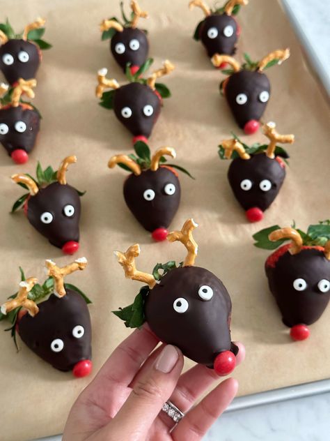 Holiday Party Treat: Dairy Free Chocolate Strawberry Reindeer Strawberry Reindeer, Elf Snacks, Christmas Party Dessert Ideas, Dessert Ideas Chocolate, Holiday Treats For Kids, Christmas Desert Recipes, Christmas Party Dessert, Party Dessert Ideas, Quick And Easy Desserts