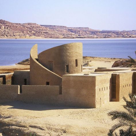 Ecolodge, Egypt, by Laetitia Delubac and Christian Felix Mud, sand, and sun-dried salt were used to construct the walls of this holiday home by Laetitia Delubac and Christian Félix. Nooks in the walls create place to put candles, as there is no electricity. Eco Lodges, Eco Buildings, African House, Palm Wood, Eco Lodge, Unusual Homes, Vernacular Architecture, Desert Homes, Traditional Building