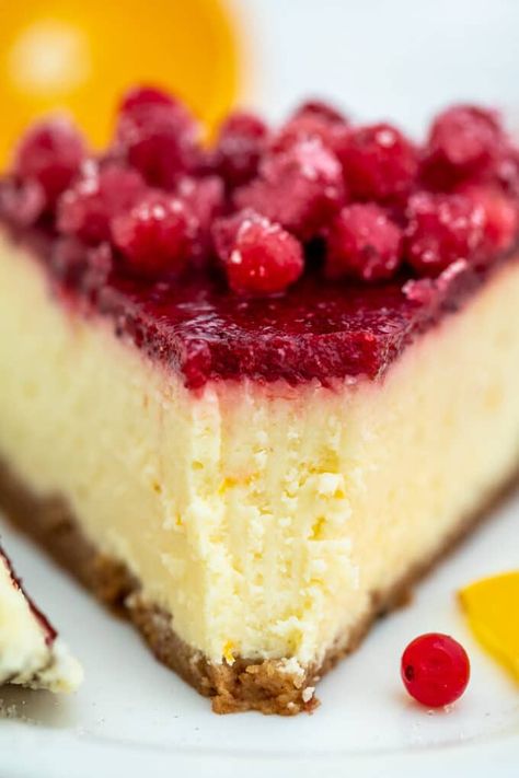 Cranberry Cheesecake Recipe [Video] - Sweet and Savory Meals Cranberry Cheesecake Recipes, Cranberry Crumble, Thanksgiving Cheesecake, Crumble Cheesecake, Candied Cranberries, Cranberry Cheesecake, Best Chocolate Desserts, Sugared Cranberries, American Desserts