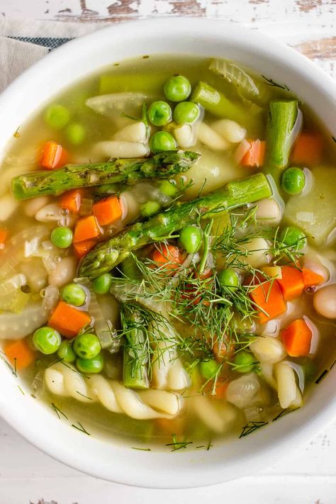 Minestrone Soup Healthy, Spring Minestrone, Healthy Vegan Soup, Spring Soup Recipes, Cannellini Beans Recipes, Lavender Macarons, Spring Soups, Minestrone Soup Recipe, Soup Healthy