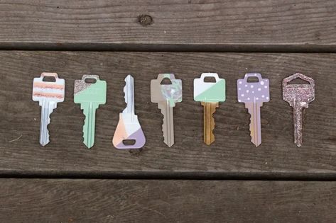 Painted Keys, Key Diy, Polish Crafts, Paint Keys, Nail Polish Crafts, Old Candles, Cute Diy Room Decor, Tanah Liat, Tea Candles