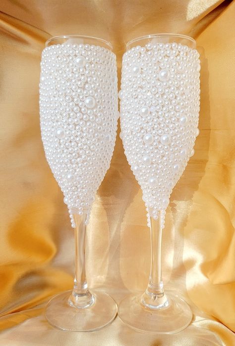 Wedding glass decorated Doodh Pilai Glass Ideas Diy, Doodh Pilai, Wine Glass Candle Holder, Wine Glass Candle, Party Deco, Glam Decor, Reception Ideas, Glass Ideas, Glass Candle