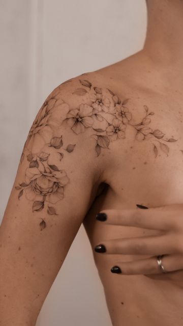 Female Back Tattoos, Kodama Tattoo, Feminine Shoulder Tattoos, Aesthetic Tattoo Ideas, Shoulder Cap Tattoo, Floral Back Tattoos, Flower Shoulder Tattoo, Floral Tattoo Shoulder, Unique Tattoo Ideas