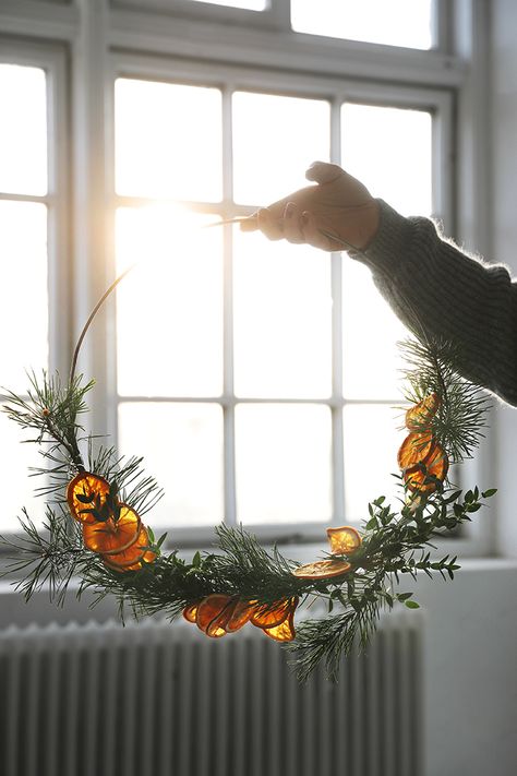 Jul, påsk och högtider Archives - Sida 2 av 8 - Trendenser Julkransar Diy, Joululahjat Diy, Natural Christmas Decor, Festive Crafts, Natural Christmas, Christmas Inspo, Minimalist Christmas, Noel Christmas, Scandinavian Christmas