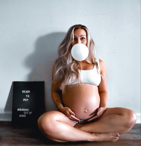 38 Weeks Pregnant Photoshoot, Bump Selfie Ideas, 6 Months Pregnant Belly Photos, 5 Month Pregnant Belly Pictures, 3rd Trimester Belly Pics, Monthly Pregnant Belly Pictures, Third Trimester Announcement, Weekly Bump Photos, 38 Weeks Pregnant Letter Board