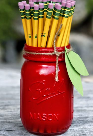 Get your fall fruit fix by crafting these apple-themed jars, perfect for holding pencils, rulers, or other school supplies. Apple Mason Jar, Mason Jar Teacher Gifts, Fall Mason Jar Crafts, Teachers Appreciation Week Gifts, Teacher Appreciation Ideas, Mason Jar Projects, Mason Jar Ideas, Appreciation Ideas, Room Mom