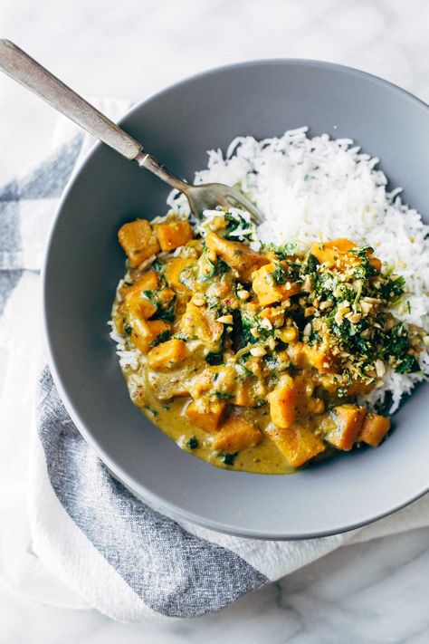 Creamy Thai Sweet Potato Curry - spinach and sweet potatoes covered with a velvety coconut curry sauce. Healthy, easy, vegetarian/vegan. | pinchofyum.com Thai Mat, Thai Sweet Potato, Sweet Potato Curry, Avocado Dressing, Winter Comfort Food, Potato Curry, Food Blogs, Tasty Recipes, Curry Recipes