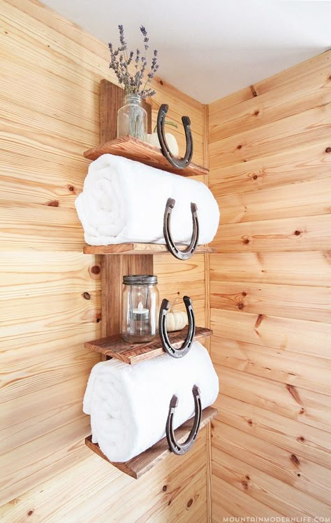 Want to add a rustic, mountain, or Southwestern touch to your home? See how easy it is to create this rustic bathroom shelf with horseshoes. Rusty Horseshoes, Western Bathroom, Rustic Bathroom Shelves, Western Rooms, Horseshoe Projects, Organize Your Bathroom, Western Bedroom Decor, Rustic Shelf, Horseshoe Decor