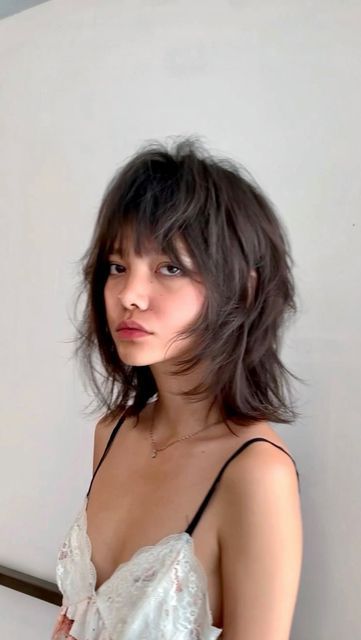 Hangodango on tiktok Shag On Medium Hair, Shag For Short Hair, Woman Shaggy Hair, Short Hairstyle Shag, Short Hair With Shaggy Layers, Short Layered Haircuts Shag, Y2k Shag Hair, Thick Shag Haircut, Shaggy Mullet For Women Short Straight