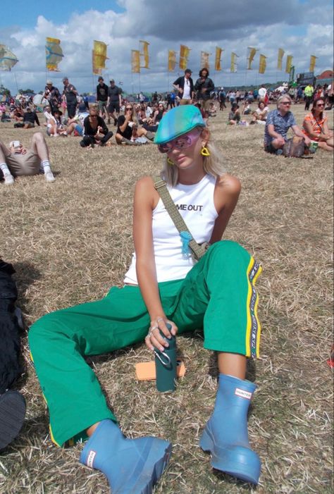 Glastonbury Festival Outfit Ideas 2024, Camp Festival Outfits, English Festival Outfit, Euro Festival Outfit, Glastonbury Outfit Ideas, Festival Outfit Glastonbury, Festival Outfits Masc, Spring Music Festival Outfit, Casual Music Festival Outfits