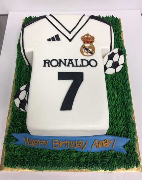 Football Cakes For Boys, Football Cake Design, 2nd Birthday Cake Boy, Real Madrid Cake, Housewarming Cake, Soccer Birthday Cakes, Football Ronaldo, Cake Designs For Boy, Football Birthday Cake