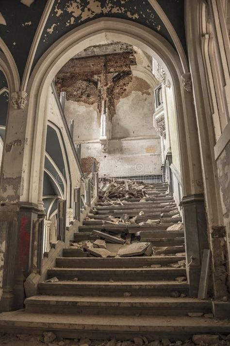 Abandoned Castles Interior, Castle Staircase, Castle Core, Castles For Sale, God Emperor, Castle Photo, Medieval Princess, Game Aesthetic, Gothic Castle