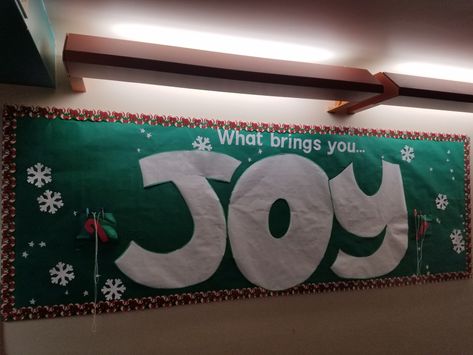 What brings you JOY?  Winter holiday bulletin board Joy Bulletin Board Ideas, Christmas Decor Bulletin Board, Winter Staff Bulletin Board, Joy Bulletin Board, Uređenje Učionice, What Brings You Joy Bulletin Board, Joy To The World Bulletin Board, Christmas Hallway Decorations School Winter Bulletin Boards, Christmas Library Bulletin Boards