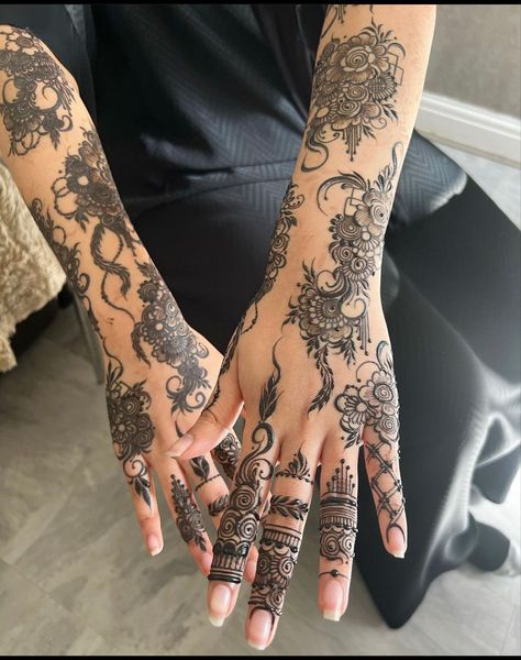 Henna Bride Designs, Tattoos That Look Like Henna, Eid Henna Designs Somali, Arab Wedding Henna, Somali Wedding Henna, Yemeni Henna Design, Black Henna Designs Somali, Black Henna Designs Arabic, Henna Designs Long